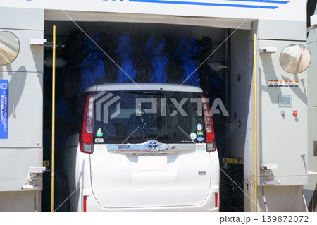 スタンドの洗車機で洗車する自動車 スタンドの洗車機で洗車する自動車 139872072