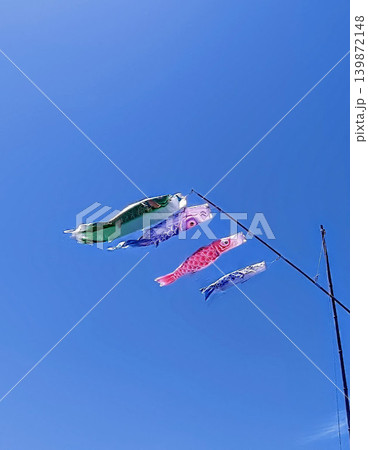 青空を優雅に泳ぐ鯉のぼり 青空を優雅に泳ぐ鯉のぼり 139872148