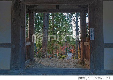 滋賀  西明寺 山門からの秋景色 139872261