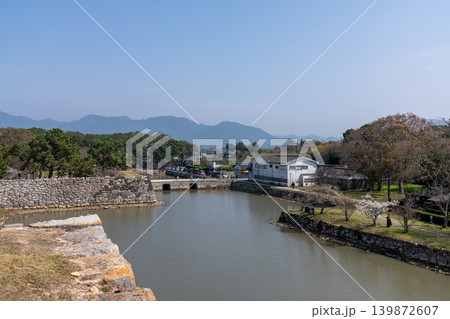萩城跡・堀と石垣越しに望む萩市街地と山々のパノラマ（萩市） 139872607