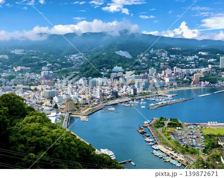 熱海の絶景 緑と山並みの青き相模湾のパノラマ 熱海の絶景 緑と山並みの青き相模湾のパノラマ 139872671