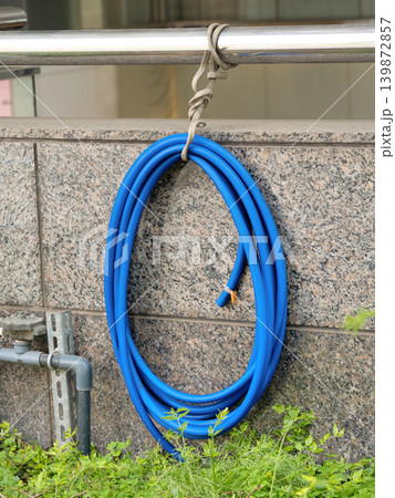 ビルの植栽の散水栓とホース ビルの植栽の散水栓とホース 139872857