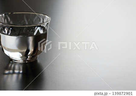 水の入ったグラス 139872901