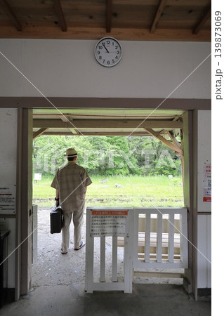 駅のホームに立つ男性 駅のホームに立つ男性 139873069