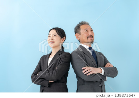 ビジネス　男女　腕組み 139873647