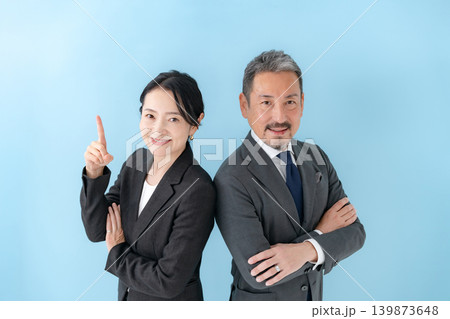 ビジネス　男女　腕組み　指差し 139873648