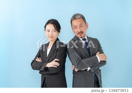ビジネス　男女　腕組み 139873651