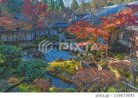 滋賀 西明寺 名勝庭園の秋景色 139873693