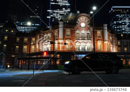 ライトアップされた夜の東京駅丸の内駅舎と都会の高層ビル群 ライトアップされた夜の東京駅丸の内駅舎と都会の高層ビル群 139873748
