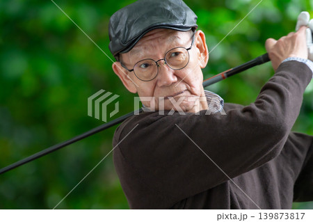 シニア男性　ポートレート　ゴルフ 139873817