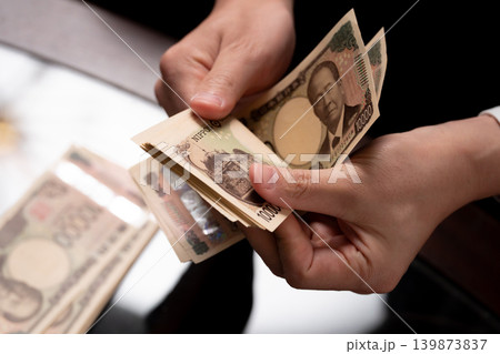 お金を数える男性 手元 お金を数える男性 手元 139873837