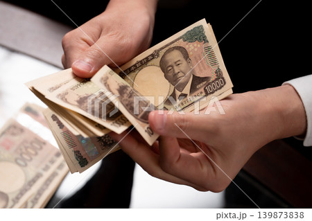 お金を数える男性 手元 お金を数える男性 手元 139873838