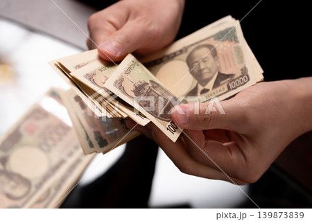 お金を数える男性 手元 お金を数える男性 手元 139873839