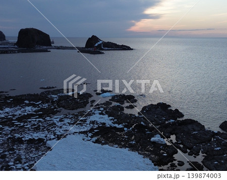 北海道斜里町ウトロの海岸線からウトロ埼の空撮 139874003