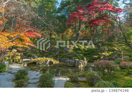 滋賀 西明寺 名勝庭園の秋景色 139874198