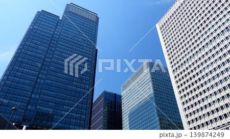 高層ビルを見上げるオフィス街の風景 高層ビルを見上げるオフィス街の風景 139874249