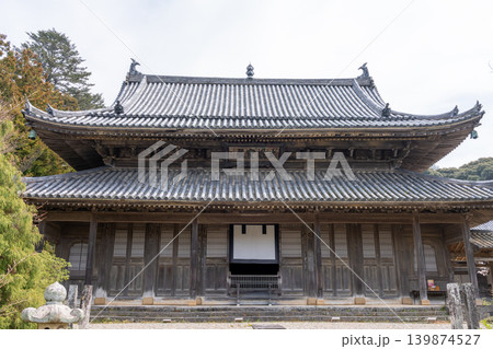 東光寺本堂・二重の瓦屋根と装飾彫刻のクローズアップ(萩市) 東光寺本堂・二重の瓦屋根と装飾彫刻のクローズアップ(萩市) 139874527