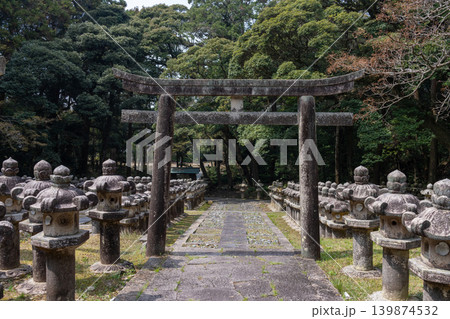 東光寺・石鳥居越しに続く石灯籠の参道（毛利家墓所・萩市） 139874532