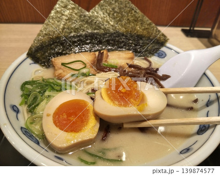 豚骨ラーメン　味玉入り 139874577