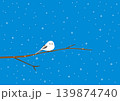 雪が降る枝にいる一羽のシマエナガのイラスト 139874740