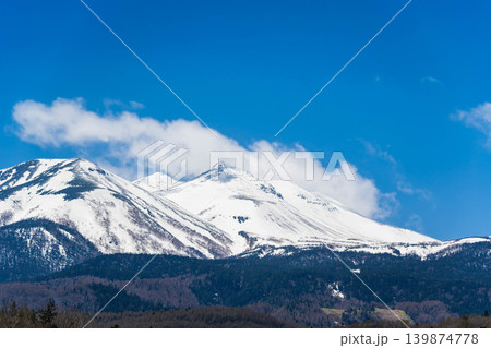 残雪の乗鞍岳と鮮やかな青空 139874778