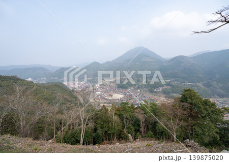 霞がかった丘に囲まれた津和野市街の空撮 霞がかった丘に囲まれた津和野市街の空撮 139875020