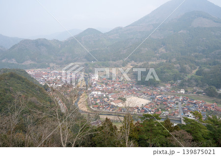 山間の谷に広がる日本の農村町のパノラマビュー 山間の谷に広がる日本の農村町のパノラマビュー 139875021