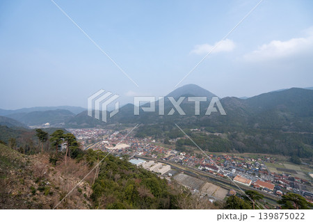 日本の山の町と周囲の山稜の鳥瞰図 139875022