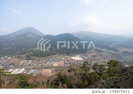 津和野の町と谷の霞んだ全景 津和野の町と谷の霞んだ全景 139875031