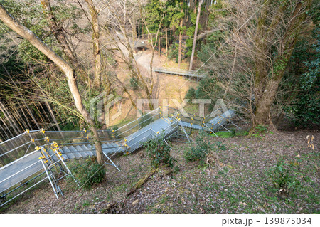 日本の山の森を縫うように降りる金属製の階段 日本の山の森を縫うように降りる金属製の階段 139875034