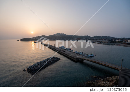 日本の夕暮れの萩港と漁船が並ぶ桟橋 139875036