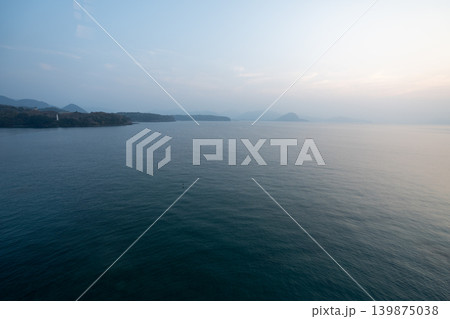 日本の夕暮れ時の遠い島が見える穏やかな海景、萩 139875038