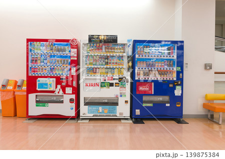 自動販売機と長椅子 自動販売機と長椅子 139875384