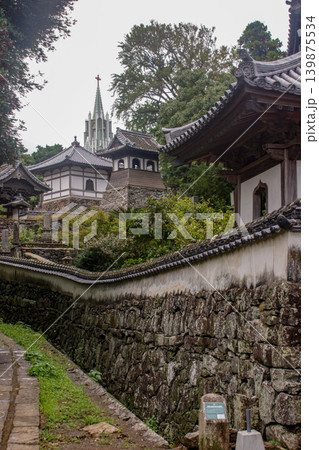 平戸の町並み　寺院と教会の見える風景 139875534