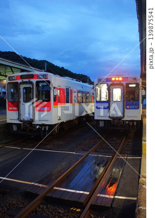 夜の松浦鉄道の風景 たびら平戸口駅(レールバス気動車) 夜の松浦鉄道の風景 たびら平戸口駅(レールバス気動車) 139875541