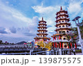 台湾・高雄の龍虎塔と蓮池潭の風景 139875575