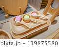 木製プレートと木のスプーンに並ぶ可愛いスイーツ 139875580