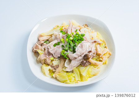 豚こま肉とキャベツのフライパン蒸し 白背景 豚こま肉とキャベツのフライパン蒸し 白背景 139876012
