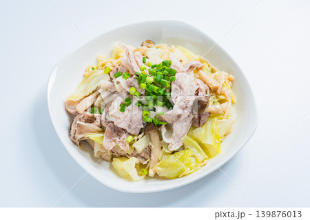 豚こま肉とキャベツのフライパン蒸し 白背景 豚こま肉とキャベツのフライパン蒸し 白背景 139876013