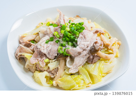 豚こま肉とキャベツのフライパン蒸し 白背景 豚こま肉とキャベツのフライパン蒸し 白背景 139876015