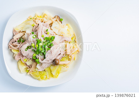豚こま肉とキャベツのフライパン蒸し 白背景 豚こま肉とキャベツのフライパン蒸し 白背景 139876021