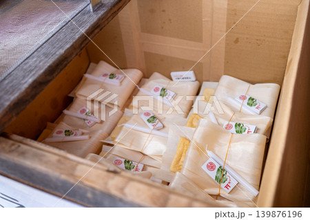 木製の陳列箱に整然と並んだお供え物の油揚げ 木製の陳列箱に整然と並んだお供え物の油揚げ 139876196