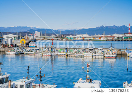 富士市の田子の浦港の風景(静岡県) 139876288
