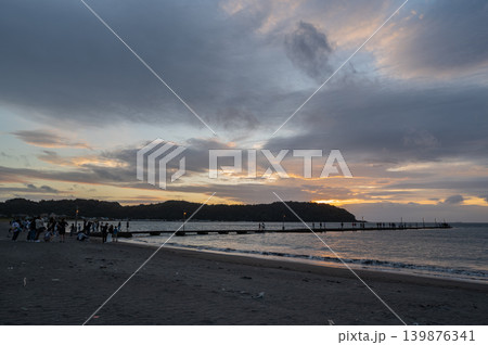 レモン彗星と海岸（夕景・マジックアワー） 139876341