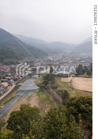 川と赤い瓦屋根が映える津和野の町の景色 川と赤い瓦屋根が映える津和野の町の景色 139876352
