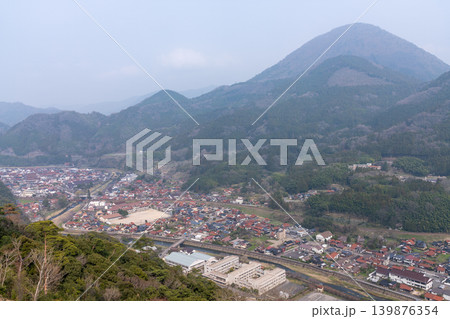 背後に際立つ青野山がある津和野の町のパノラマビュー 背後に際立つ青野山がある津和野の町のパノラマビュー 139876354