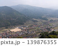 農地と山々がある津和野の谷の霞んだパノラマビュー 139876355
