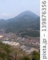 農地と山々がある津和野の谷の霞んだパノラマビュー 139876356