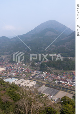 農地と山々がある津和野の谷の霞んだパノラマビュー 139876356