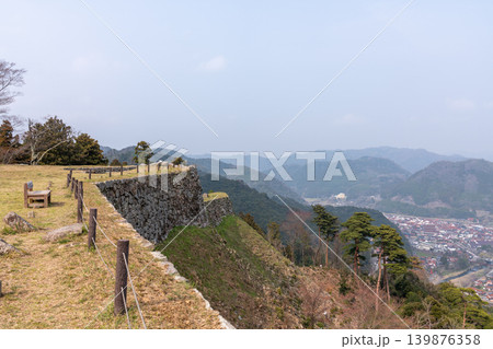 津和野城跡の石垣（丘の上・谷間の眺め） 139876358